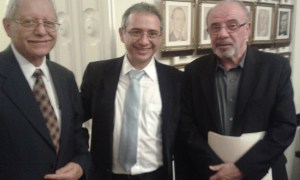 Imagen tomada en la Asamblea Legislativa con el Ministro de Hacienda, Helio Fallas y don Miguel Gutierrez Saxe. Se presentó el proyecto Norte-Norte