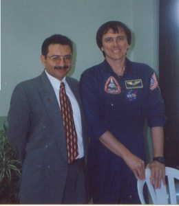 Frankin Chang recibió el Doctorado Honoris Causa del Tecnológico y la comisión que propuso darle ese galardón lo acompaño momentos antes del acto de entrega.