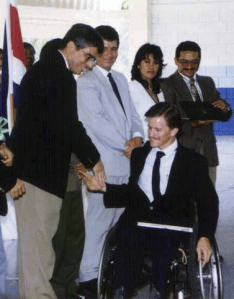 Entrega del título de Licenciado en Agronomía a un gran compañeros, Boris Cerdas. En el momento el Rector Ing. Alejandro Cruz estrecha su mano.