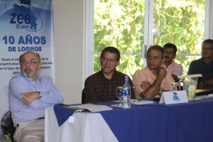 El Rector, Julio Calvo, Don Miguel Gutierrez Saxe y Edgardo Vargas. Discusión sobre el desarrollo académico de la Región Huetar Norte.