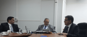 El señor Rector Dr. Julio Calvo, el Ministro de Agricultura Dr. Luis Felipe Arauz y el Viceministro de Hacienda José Francisco Pacheco. Discuten el proyecto de Centro de Valor Agregado de la Región Huetar Norte que se proyecta construir en la Sede Regional de San Carlos