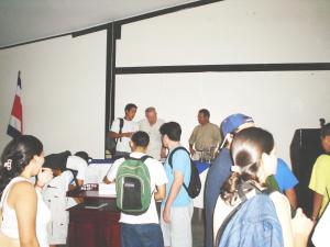 Expresidente Carazo presentó un tema de desarrollo en el curso de Computación y Sociedad