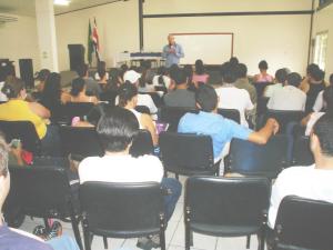 Discutiendo del desarrollo con el ahora diputado Henry Mora. Curso de Computación y Sociedad impartido por Edgardo Vargas